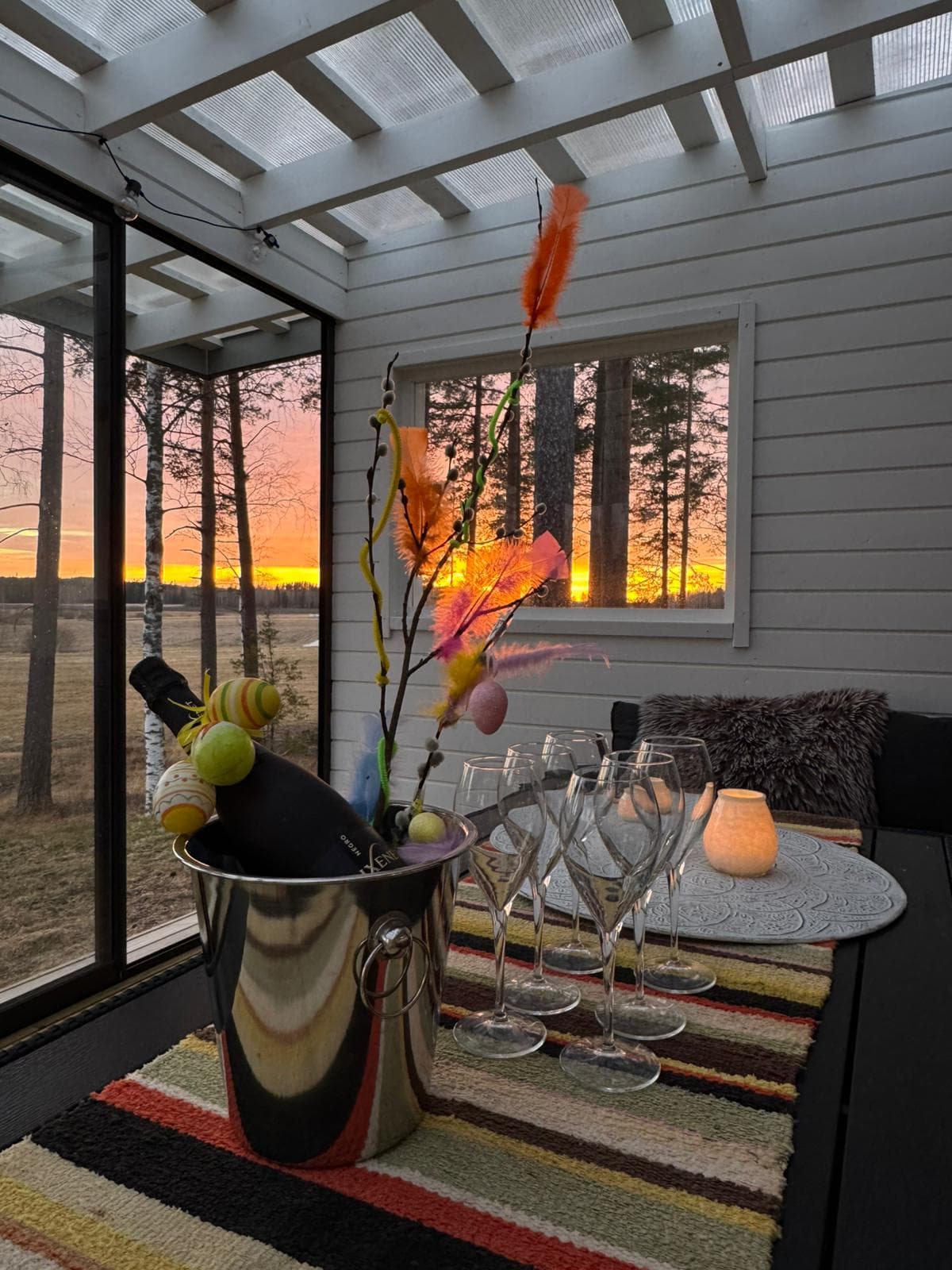 Überdachte Terrasse am Abend